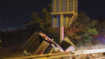 İzmir’de su kanalına girip takla atan hafif ticari araç şarampole devrildi: 2 ölü