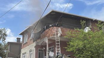 Boş binada yangın çıktı, bitişik evdeki anne ile kızı dumandan etkilendi