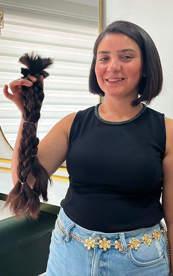Lenfomayı yenen Özlem, saçlarını kanser hastaları için bağışladı
