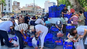 Alıcı bulamadığı 4 ton domatesi ücretsiz dağıttı