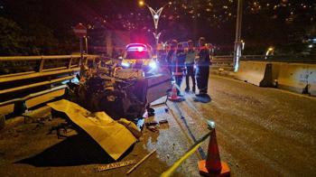 Otomobil, beton bariyere ve otomobile çarpıp takla attı: 1 yaralı