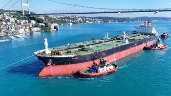 Rusya'da İDA saldırısına uğrayan tanker İstanbul Boğazı'ndan geçti; hasar havadan görüntülendi