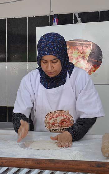 Anne, oğlu için açtığı fırında çalışmaya başladı