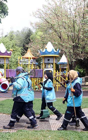 Gaziantep’te cadde, sokak ve parkların temizliğine kadın eli değdi