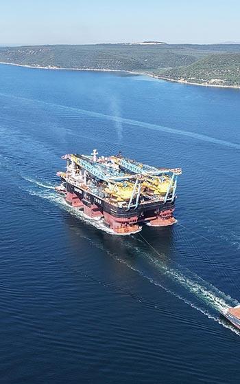 Dev vinç gemisi Çanakkale Boğazı'ndan geçti