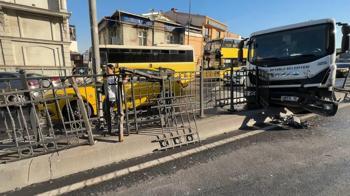 Beyoğlu'nda belediye aracı refüje çarptı
