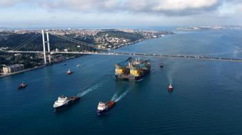 Dev vinç gemisi İstanbul Boğazı'ndan geçiyor