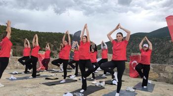 Cehennem Deresi Kanyonu'nda yoga yaptılar