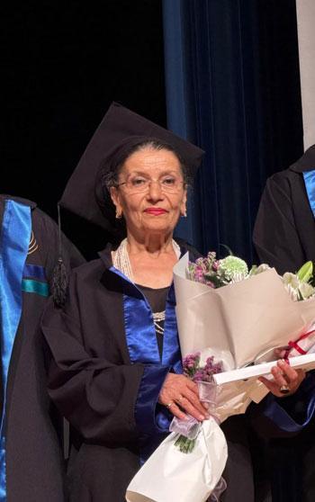 76 yaşında üniversiteden mezun olup kep attı