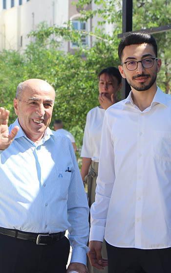70 yaşındaki baba, 25 yaşındaki oğlu ile sınava girdi