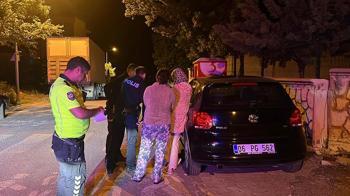 Park halindeki iki otomobile çarpıp, kaçan alkollü sürücü aracında uyurken yakalandı