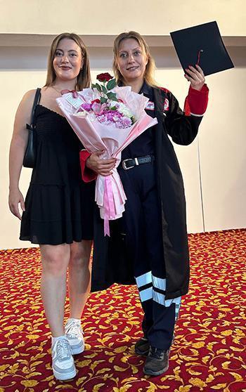 Çocukluk hayalini kızı ile yaşayıp, üniversiteden mezun oldu