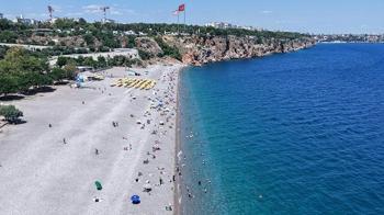 Antalya'da sıcaktan bunalanlar sahillere akın etti