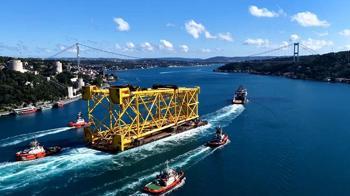Romanya'ya giden 350 metrelik sondaj platform iskelesi İstanbul Boğazı'ndan geçti
