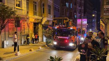 Beyoğlu’nda bodrum katında duvar çöktü; 5 katlı bina tahliye edildi