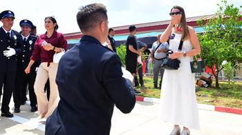 Polis adayı, mezuniyet töreninde kız arkadaşına evlilik teklifi etti