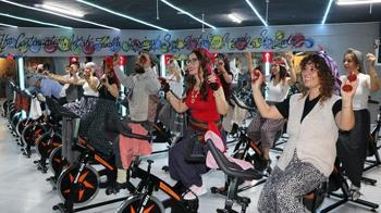 Şalvarlarla pedal çevirip, yöresel müzikler eşliğinde kilo veriyorlar