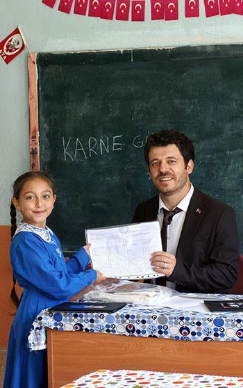 Okulun tek öğrencisi İlayda’nın karne sevinci