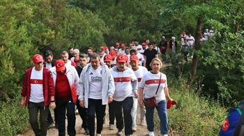 Bakan Tekin Sakarya’da öğretmenlerle ormanda yürüyüşe katıldı