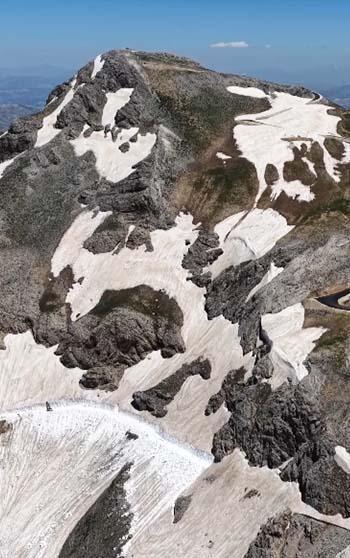 Mereto Dağı'nda karla mücadele dronla görüntülendi