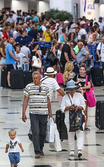 Antalya'ya 6 ayda hava yoluyla 5 milyon 574 bin 375 turist geldi