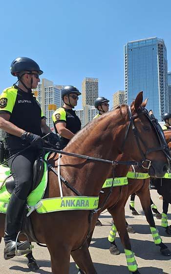 NATO Zirvesi öncesi atlı polislerden devriye görevi