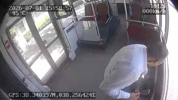 Otobüste unutulan içinde ziynet eşyası olan çantayı şoför sahibine ulaştırdı