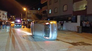 Park halindeki araca çarpıp devrilen otomobilin sürücüsü kaza yerinden kaçtı