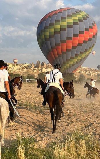 Kapadokya’da balonlar eşliğinde vadide at turu