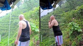 Rize'de vatandaş sağanak altında duş alarak serinledi