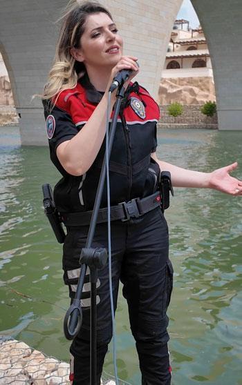Batman polisi, Hasankeyf’in tarihi dokusu ile müziği buluşturdu