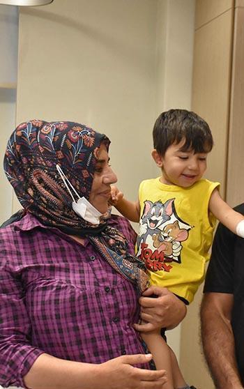 2 çocuğunu aynı hastalıktan kaybeden anne, böbreğiyle oğlu Doruk'a hayat verdi