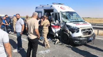Zincirleme kazaya karışan ambulanstaki 2 sağlık çalışanı ile hasta yaralandı