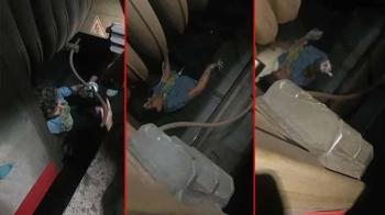 Marmaray'da raylara oturan yolcu trenin altında sıkıştı; güvenlik görevlileri kurtardı