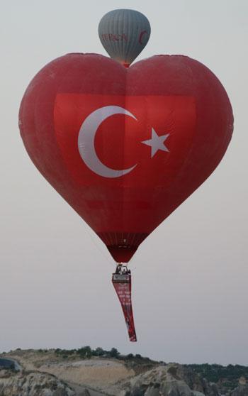 Sıcak hava balonları, 15 Temmuz için Türk bayrakları ile havalandı