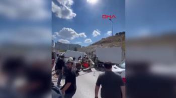 Bağcılar'da seyir halindeki kamyon ile minibüs çarpıştı