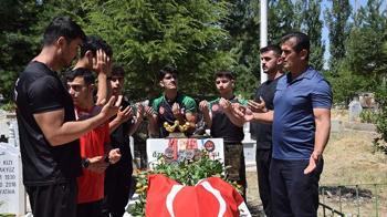 Şampiyon sporcular, şehit polis memurunun mezarına madalyalarını bırakıp, dua etti