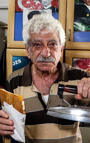 15 metrekarelik dükkanında, 50 yıldır aynı ütüyle 'ütü tostu' yapıyor