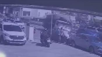 Tuzla’da malzeme yüklü kamyonet yola devrildi: kaza kamerada