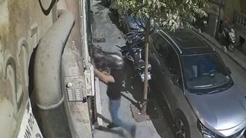 Şişli’de boşandığı eşinin evinin önüne geldi; penceredeki kayınpederine tekme ve yumruklarla saldırdı