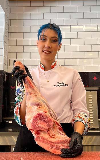 Kasaplığa başlayınca veganlığı bıraktı
