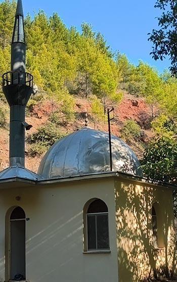 Anamur'daki 9 metrekarelik cami dronla görüntülendi