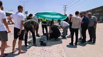 Yerdeki yaralı sürücüyü, ambulans gelene kadar plaj şemsiyesiyle güneşten korudular