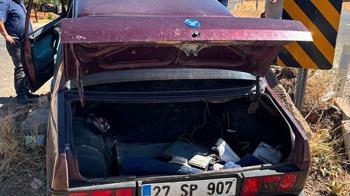 Refüje çarpan otomobildeki 3 kişi yaralandı