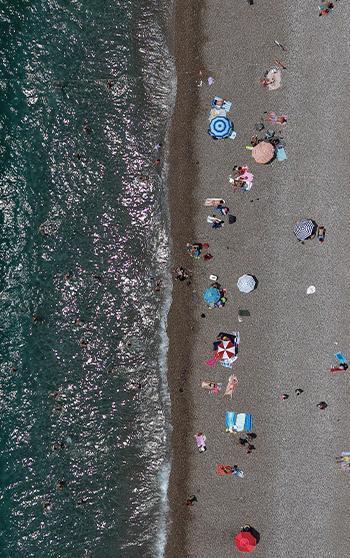 Antalya'da az bulutlu havada sahiller doldu