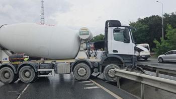 Arnavutköy'de beton mikseri hafif ticari araca çarptı: 2 yaralı