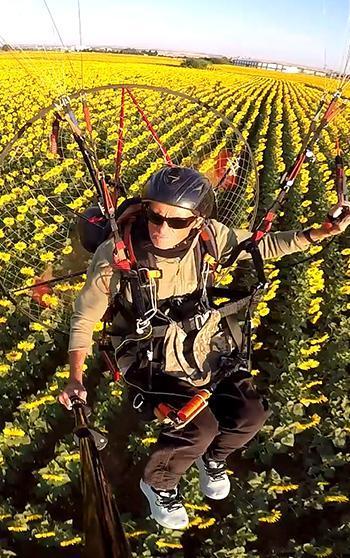 Edirne'nin 'sarı gelin'i ayçiçeği tarlaları üzerinde paramotorla uçtu