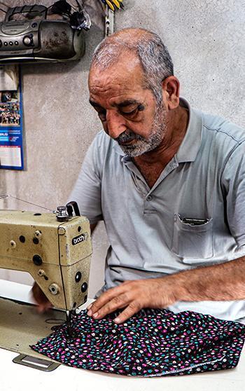 44 yıllık terzi, Adana'nın yöresel kıyafeti ‘şalvar’ kültürünü yaşatıyor