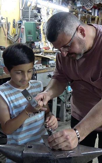 6 kuşaktır Kemaliye'nin asırlık kültürü kapı tokmaklarını üretiyorlar