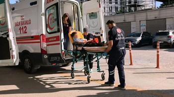 Ailesinin anahtarı unuttuğu çocuk, eve girmek için tırmandığı 2'nci kat balkonundan düşerek yaralandı